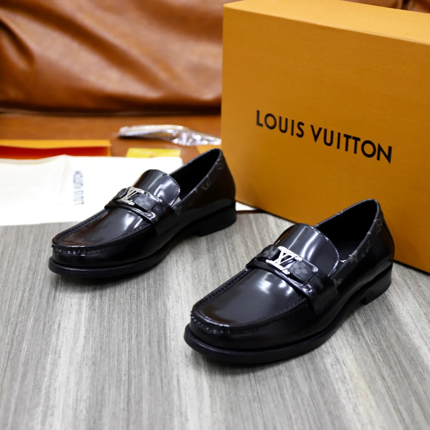 Men's Men's Shoes💰💰920LV Louis Vuitton Slip-on Loafers, top quality products from Guangzhou, ready for sale! This LV Glove loafer is made of selected soft cowhide, with a slightly wrinkled leather surface and a very high-end texture. Each pair is unique. The leather surface is light and soft, with a fine texture and good luster. It is a classic loafer style, with exquisite handmade mark stitching on the toe, and a square toe configuration to highlight the classic style. The horizontal band has hot-printed LV three-dimensional letters, semi-solid handcrafts and a genuine leather outsole, and a rubber patch on the heel to create wear-resistant performance and comfort. One of the must-have loafers for men! Comes with full original packaging! Code number: 38-39-40-41-42-43-44 (38, 45, 46 customized) standard leather shoe code